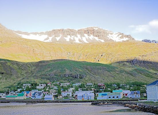 iceland/seydisfjordur/shop/tourist-photo-spot