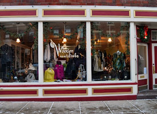 illinois/galena-territory/shop/wooden-wardrobe