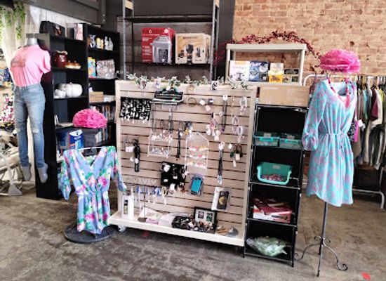 tennessee/west-tennessee/shop/conversation-pieces-flea-market