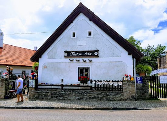 hungary/balaton-uplands/shop/fustos-haz