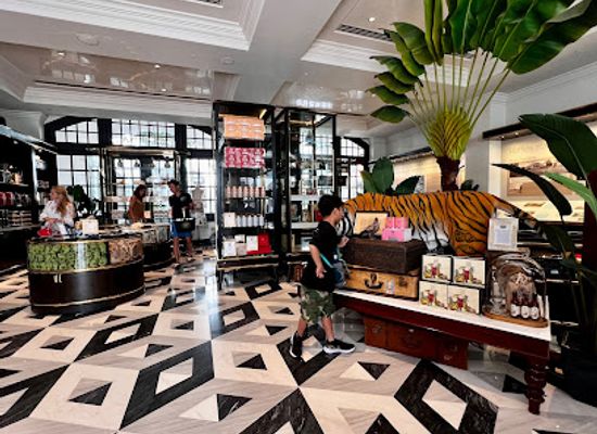 singapore/central-region/shop/raffles-boutique