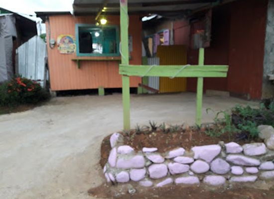 dominica/castle-bruce/shop/tut-s-shop