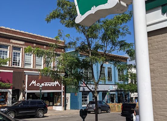 michigan/northern-michigan/shop/momentum-outfitters-petoskey