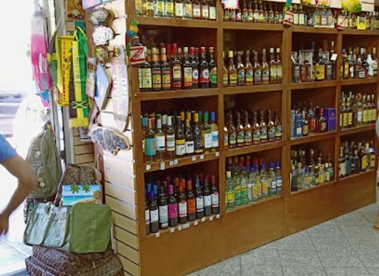 jamaica/martha-brae-river-valley/shop/banana-bay-gift-shop