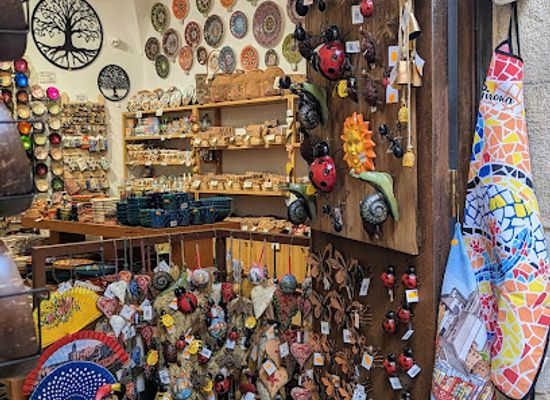 spain/girona/barri-vell-old-town/shop/boutique-souvenir