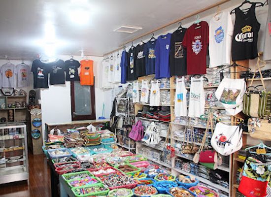 philippines/coron/shop/camille-souvenir-shop-real-st