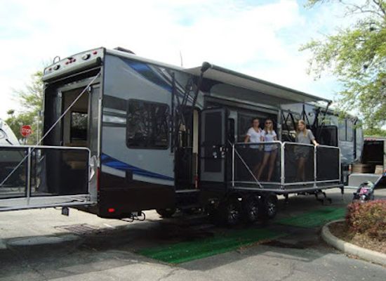 florida/orlando-theme-parks/shop/shopping-international