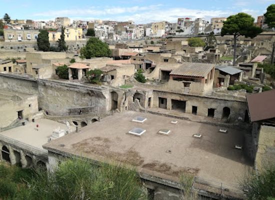 italy/herculaneum/shop/house-of-the-black-salon