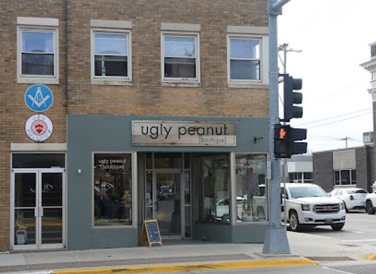 iowa/northeast-iowa/shop/ugly-peanut-boutique-rustic-raven-home-decor
