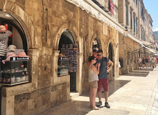 croatia/dubrovnik/old-town/shop/stradun-fashion