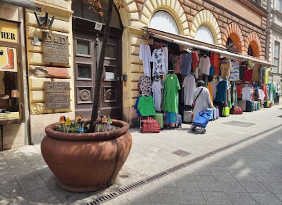hungary/budapest/inner-city/shop/budapest-souvenir-shop