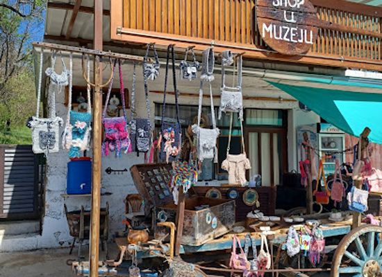 croatia/dalmatia/shop/suvenirnica-cetina