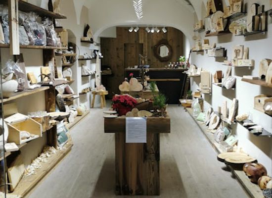 austria/innsbruck/innenstadt/shop/golden-roof-shop-presents-tirol