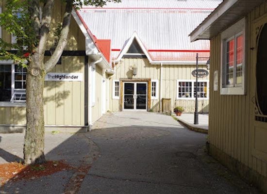 canada/haliburton-highlands/shop/master-s-book-store