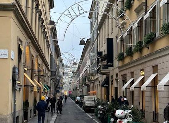 italy/brianza/shop/via-monte-napoleone