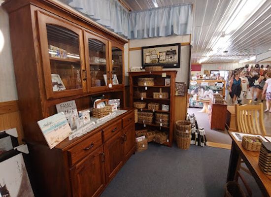 new-york/finger-lakes/shop/the-windmill-farm-craft-market