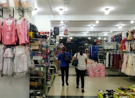 peru/iquitos/centro/shop/centro-comercial-el-monarca