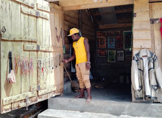 malawi/kande-beach/shop/vikalathiwe-kapito