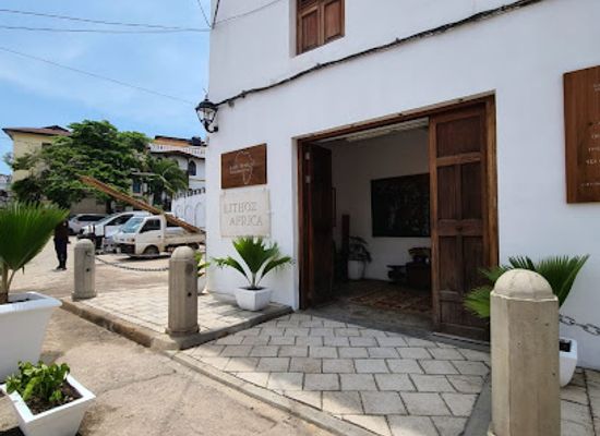 tanzania/stone-town/forodhani-gardens/shop/east-africa-merchants-co