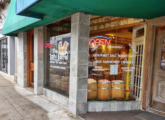 michigan/charlevoix/shop/the-taffy-barrel