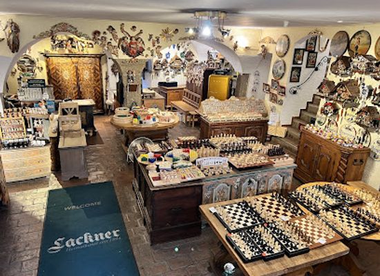 austria/salzburg/leopoldskron-moos/shop/heimatkunst-lackner-souvenirs-cuckoo-clocks