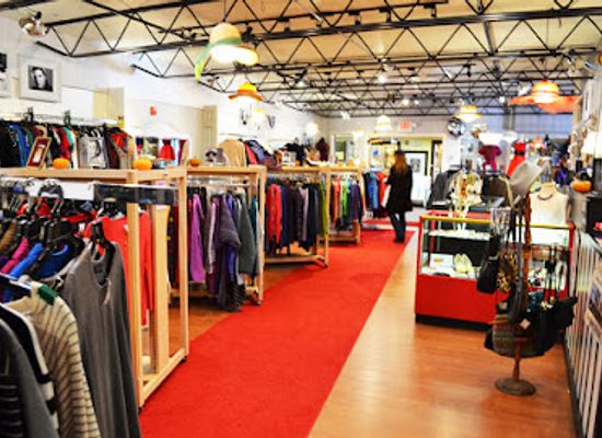 new-hampshire/dartmouth-lake-sunapee-region/shop/go-lightly-consignment-boutique