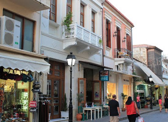 greece/rethymno/shop/pink-woman