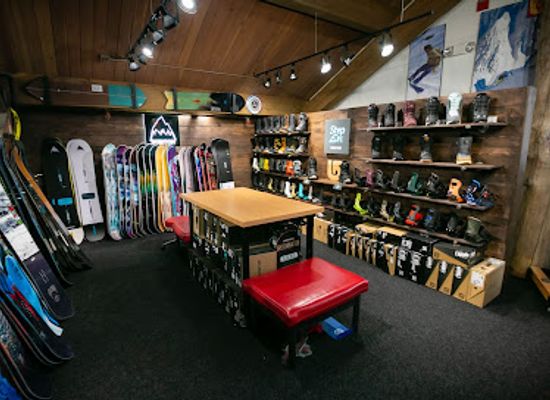 wyoming/grand-teton-national-park/shop/hole-in-the-wall-snowboards