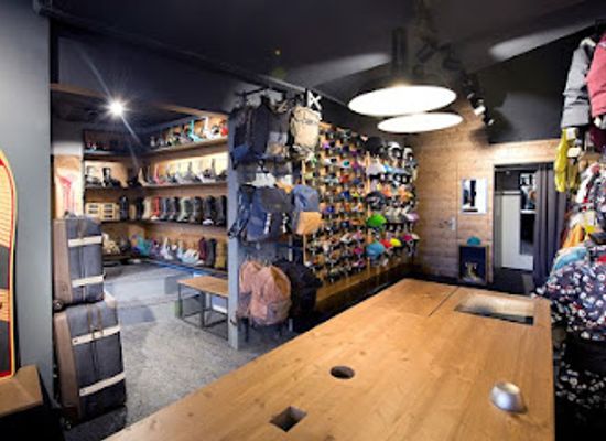 france/avoriaz/shop/burton-avoriaz-store