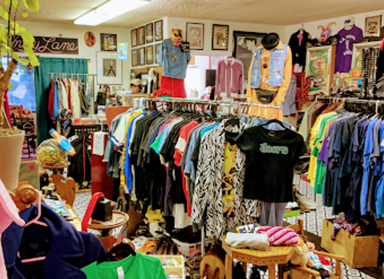 california/orange-county/shop/above-face-oddities-and-more