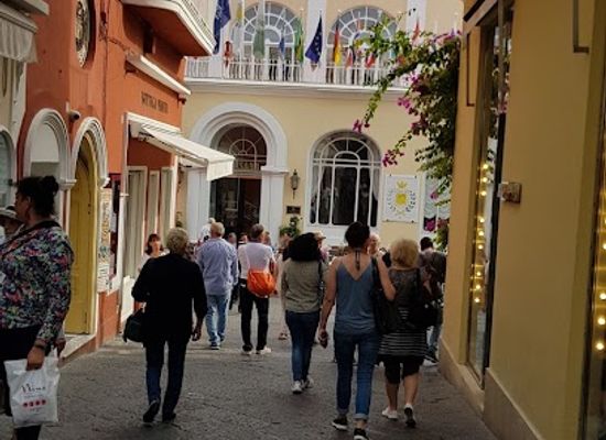 italy/capri/shop/balenciaga-capri