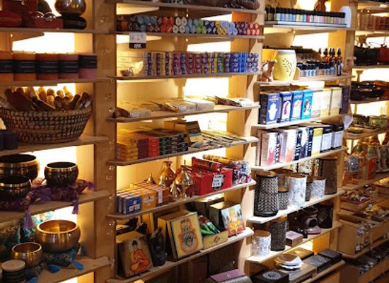 switzerland/bernese-oberland/shop/cachet-interlaken-dekoration-mobel-und-kleidung
