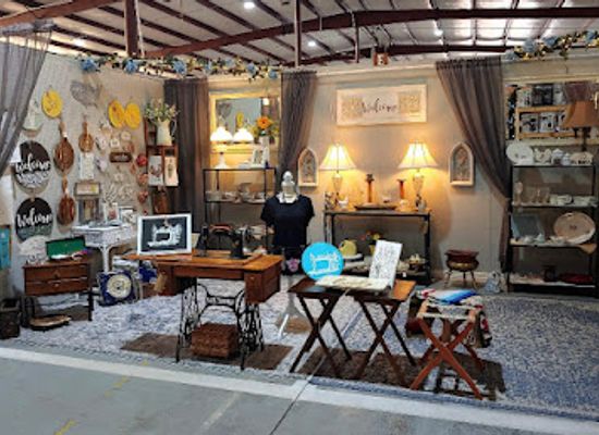 alabama/frank-jackson-state-park/shop/past-and-present-antique-flea-market-outlet