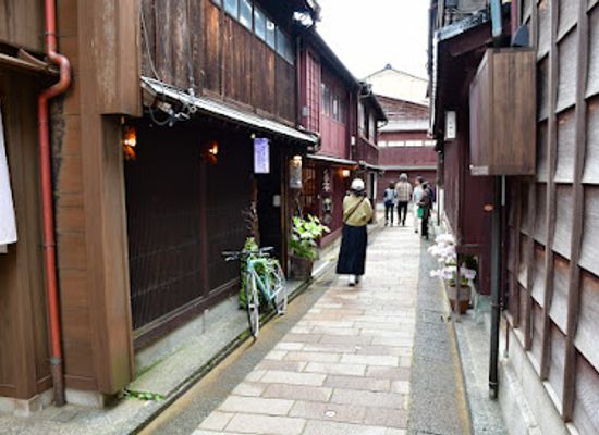 japan/kanazawa/higashiyama/shop/kurumiya