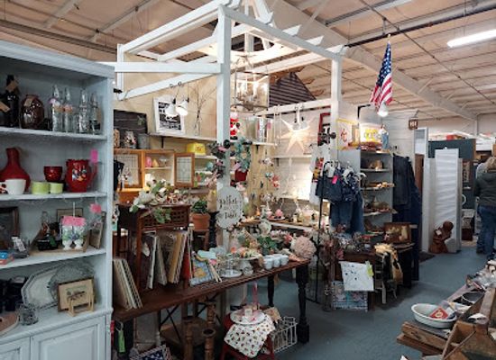 missouri/little-dixie/shop/brass-armadillo-antique-mall-kansas-city