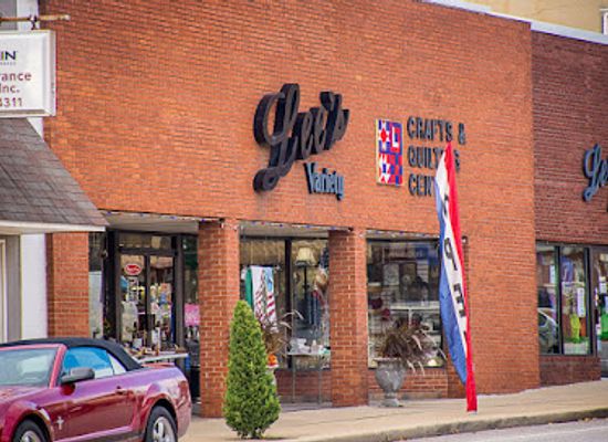 illinois/grand-prairie/shop/lee-s-variety