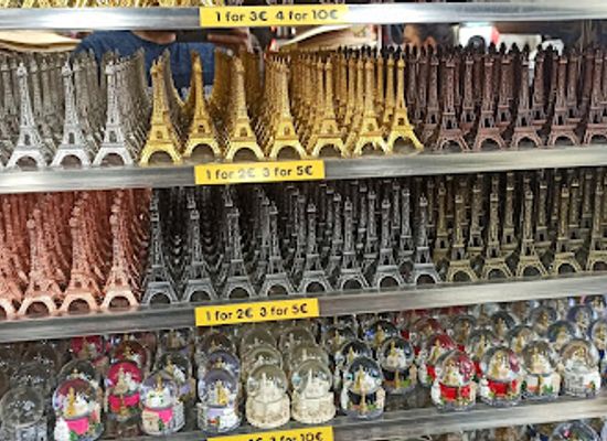 france/paris/latin-quarter/shop/mega-souvenirs