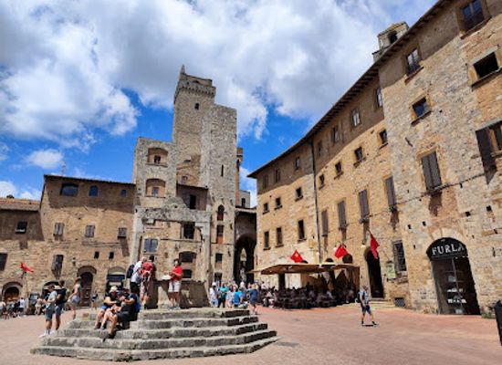 italy/san-gimignano/shop/furla