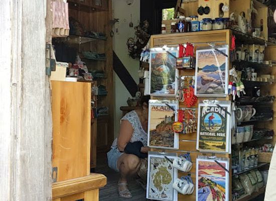 maine/acadia-national-park/shop/thunder-hole-gift-shop