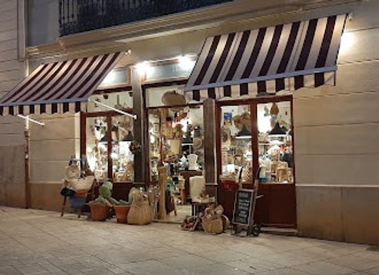spain/valencia/ciutat-vella/shop/simple