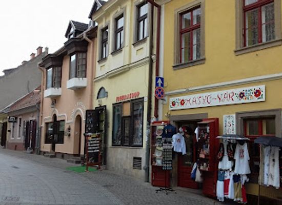 hungary/eger/shop/matyo-var-souvenir
