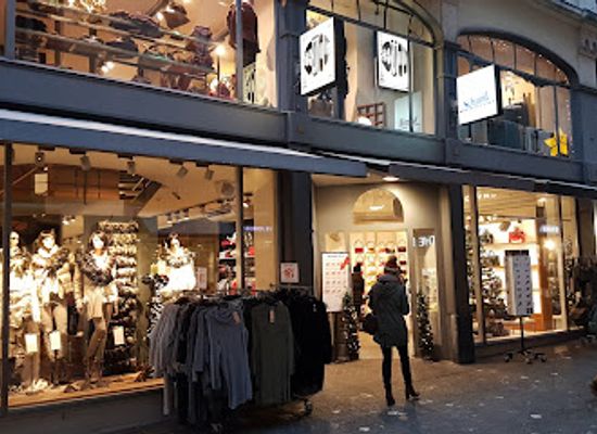 switzerland/lucerne/chapel-bridge/shop/bijou-les-boutiques