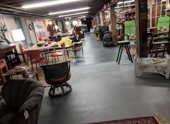 virginia/staunton/shop/staunton-antiques-center
