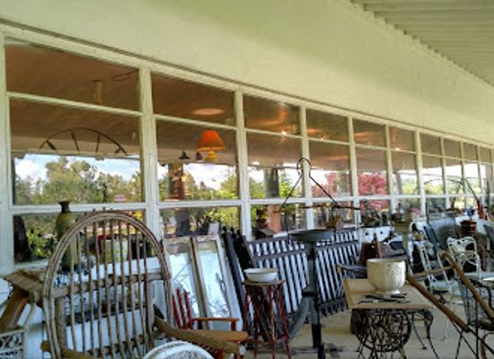 illinois/western-illinois/shop/clarksville-antique-center