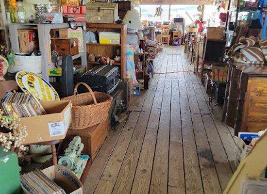 virginia/shenandoah-national-park/shop/country-road-antiques-and-gifts
