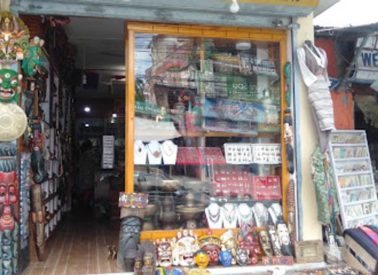 nepal/pokhara/world-peace-pagoda/shop/amala-s-tibetan-gift-corner