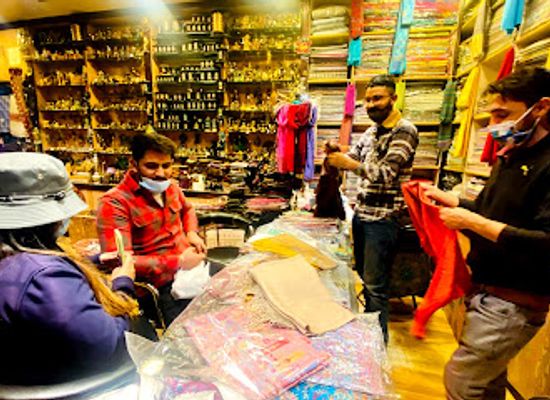 india/leh/shop/zanskar-arts-pashmina-showroom-shopping-in-ladakh-himalayan-shawl-shops-in-leh