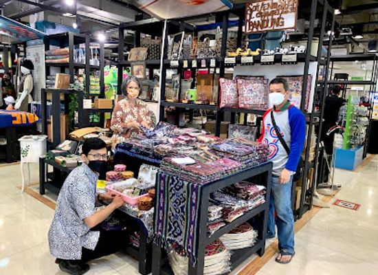 indonesia/bandung/cihampelas/shop/souvenir-shop-39