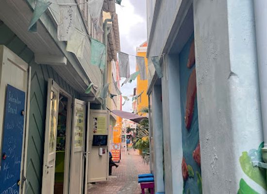 curacao/willemstad/punda/shop/sharkeez-souviner-shop-curacao
