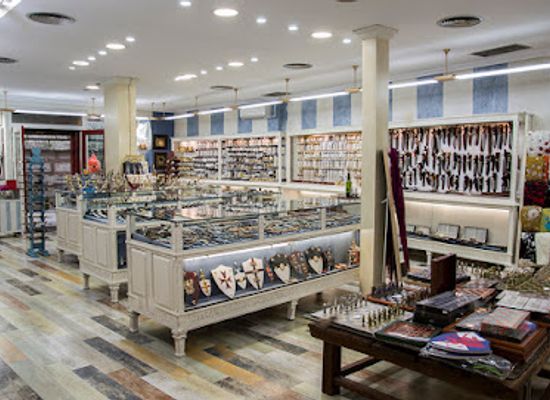 spain/toledo/shop/juvi-tienda-de-regalos-artesania-de-toledo-tienda-de-espadas